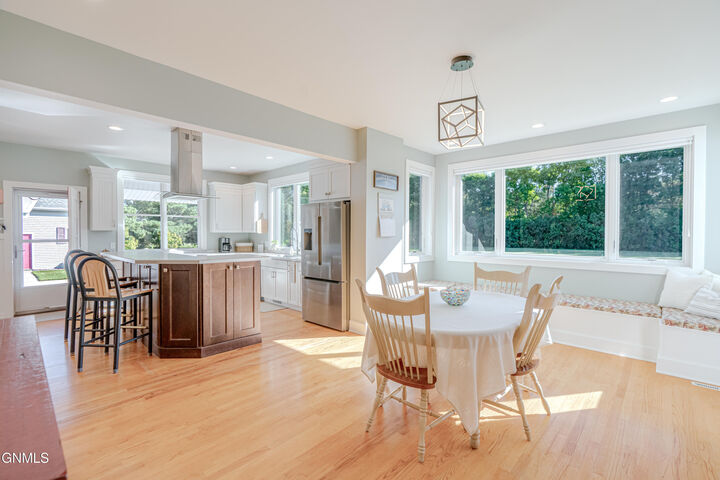 Property Photo:  2880 Clover Lane  ND 58503 