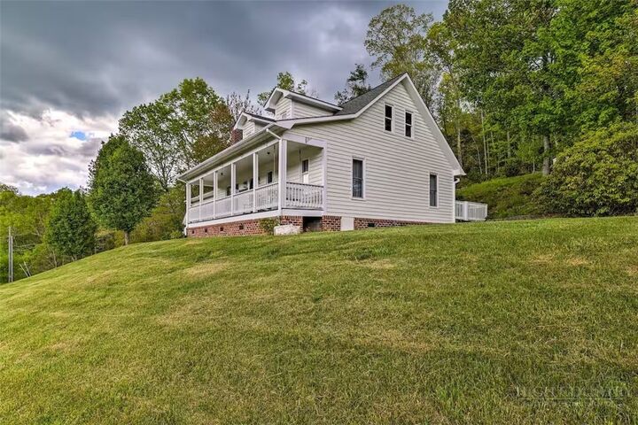 Property Photo:  1430 Cranberry Springs Road  NC 28626 