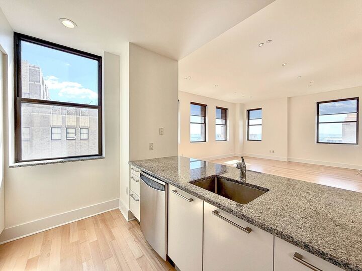 Property Photo: 4 Beacon Way 1705 NJ 07304