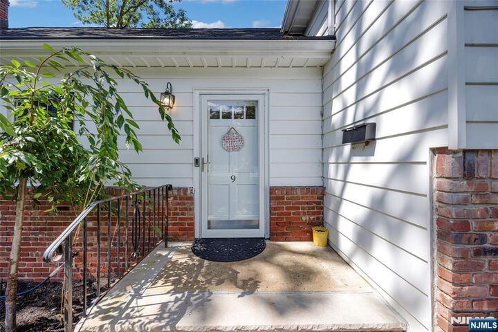 Property Photo:  9 Edgewood Avenue  NJ 07052 
