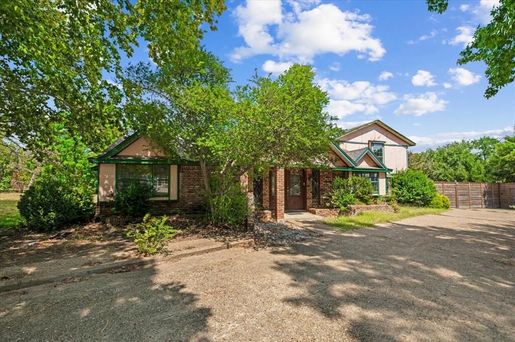 Property Photo: 135 E Pleasant Run Road TX 75104