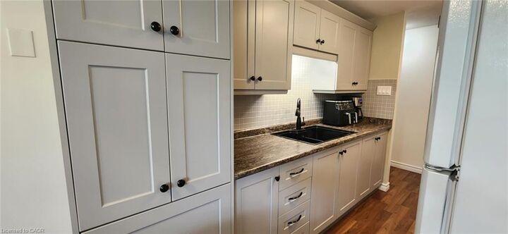 Property Photo:  30 Avalon Place 212  ON N2M 4N6 