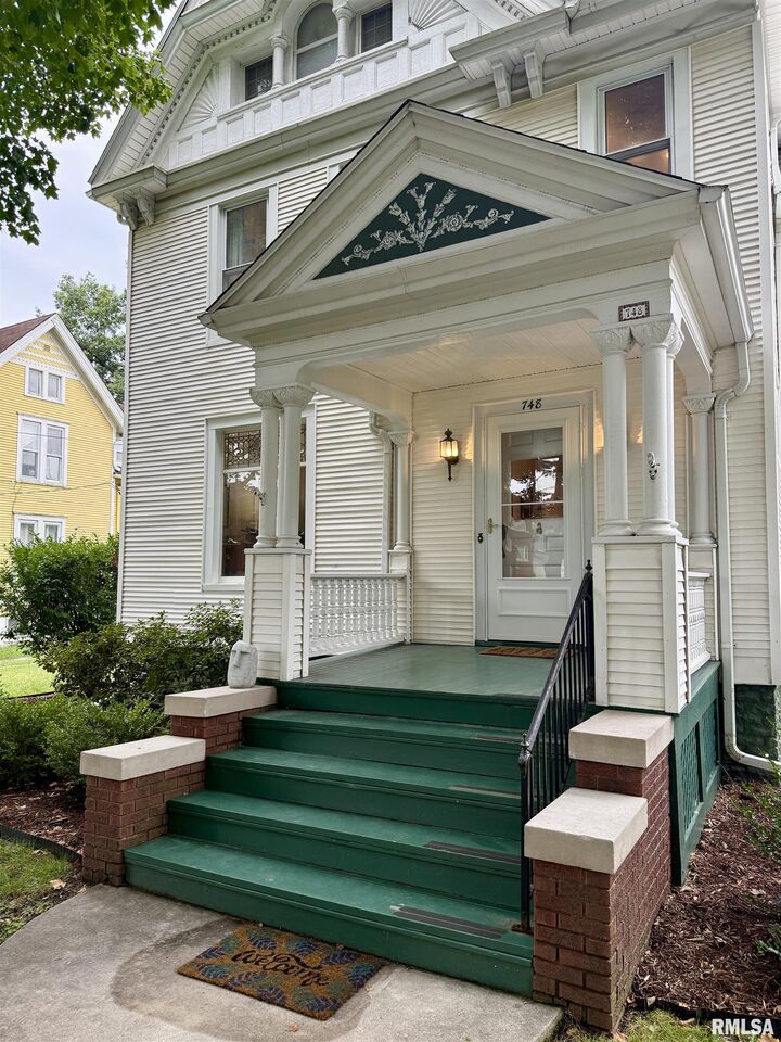 Property Photo:  748 Bateman Street  IL 61401 