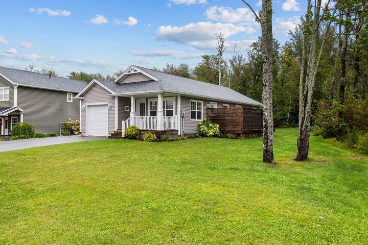Property Photo: 207 Hollis Avenue PE C1B 4A1