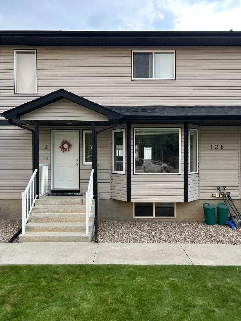 Property Photo:  128 3 Street NE 3  AB T0J 2P0 