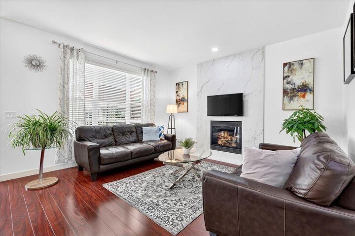 Property Photo:  60 Everoak Close SW  AB T2Y 0C3 