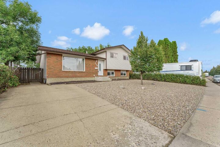 Property Photo:  218 Carry Drive SE  AB T1B 1N5 