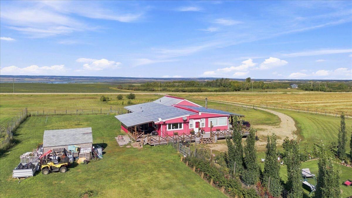 Property Photo:  44031 Rd 730 Township  AB T8X 4N3 