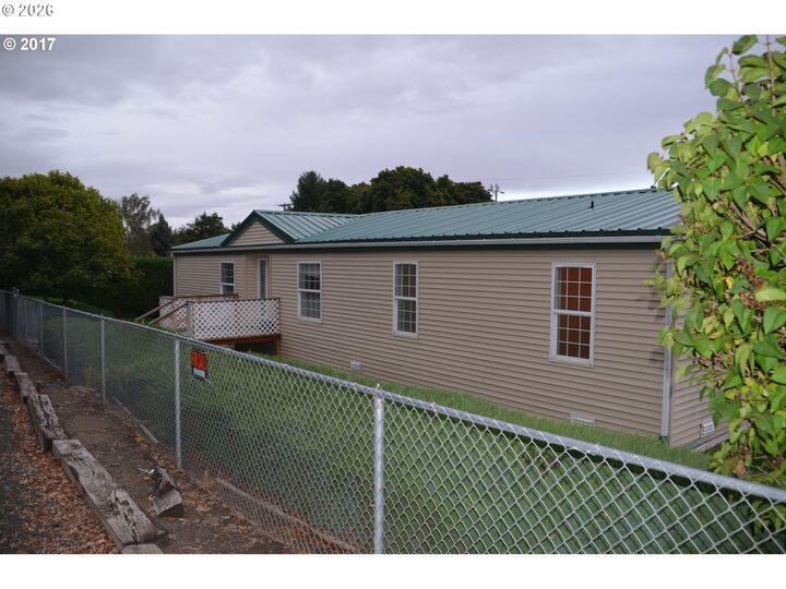 Property Photo: 265 NW 4th St OR 97021