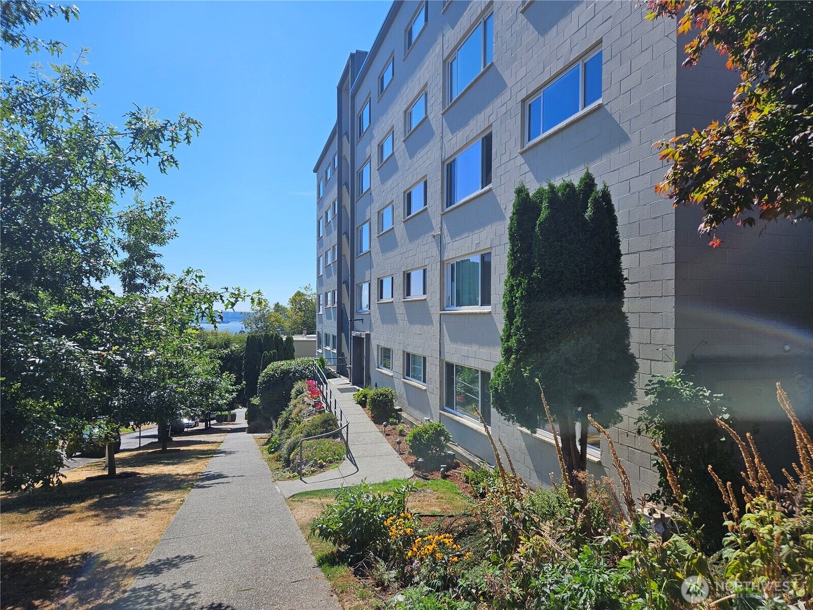 Property Photo: 919 2nd Avenue W 407 WA 98119