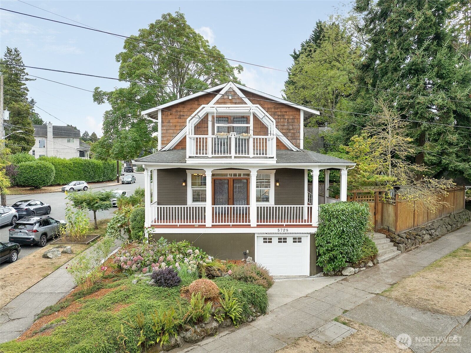 Property Photo: 5728 Woodlawn Avenue N WA 98103