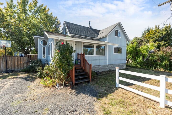 Property Photo: 1261 SW Elzina Street WA 98532