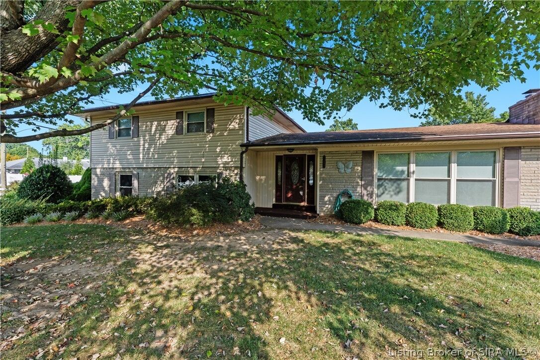 Property Photo:  1301 Hibiscus Drive  IN 47129 