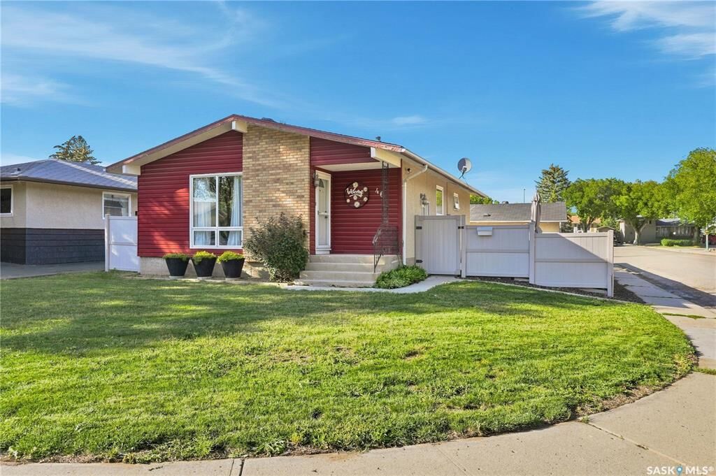 Property Photo:  46 Cooper Crescent  SK S4R 4J7 