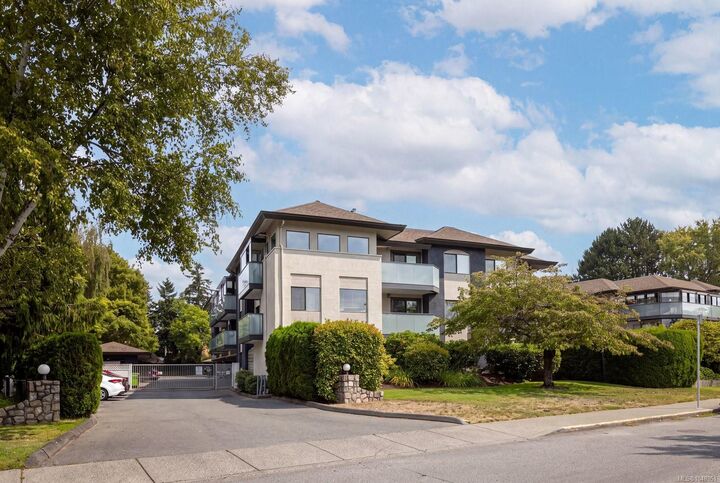 Property Photo:  3900 Shelbourne St #304  BC V8P 4H8 