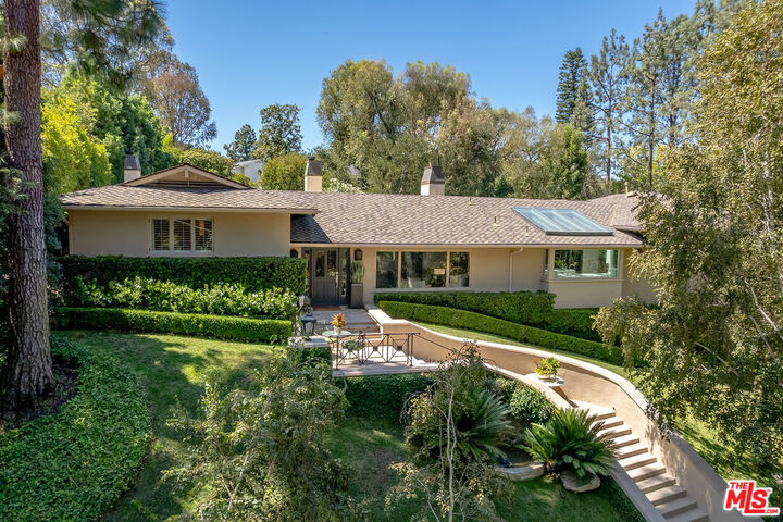 Property Photo: 3235 Oakdell Ln CA 91604