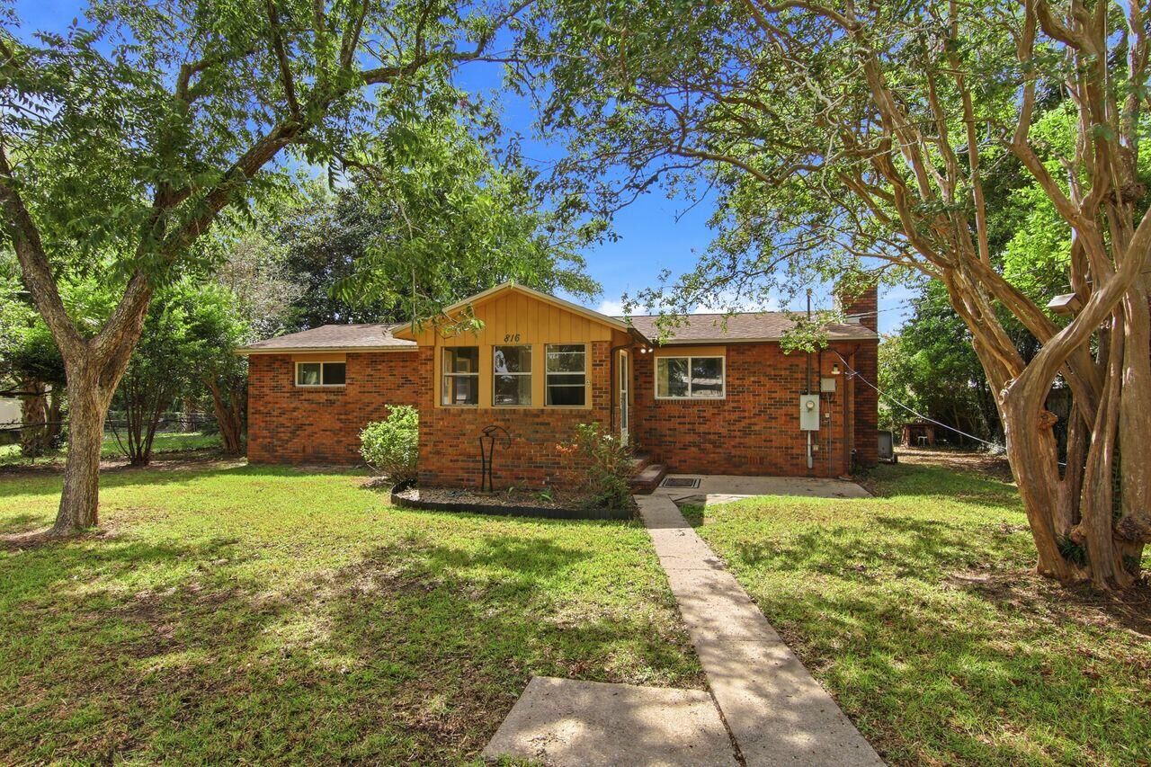 Property Photo:  816 Patio Road  FL 32547 