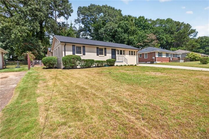 Property Photo:  3226 Bobolink Drive  GA 30032 