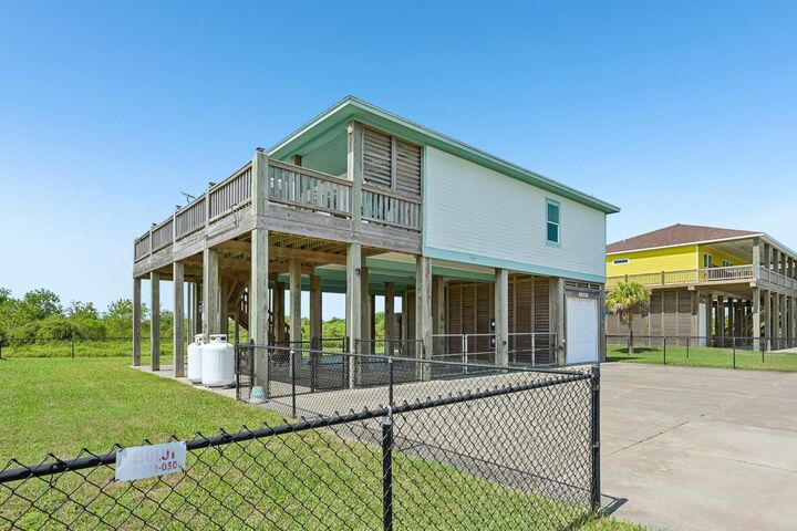 Property Photo:  927 Magnolia Lane  TX 77650 
