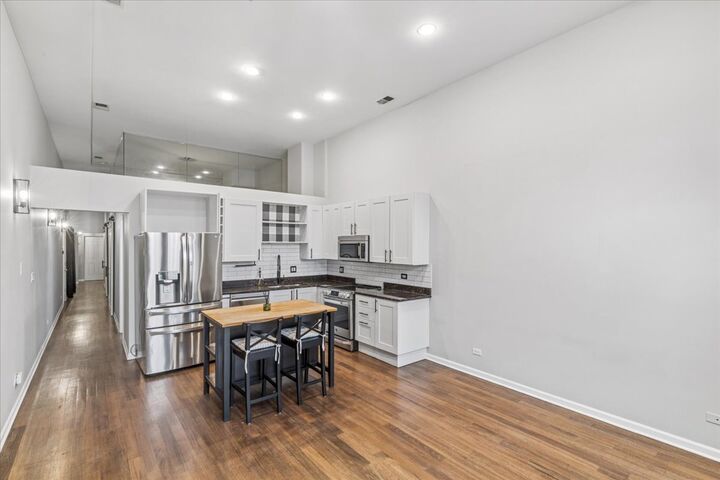 Property Photo: 523 N Racine Avenue 1 IL 60642