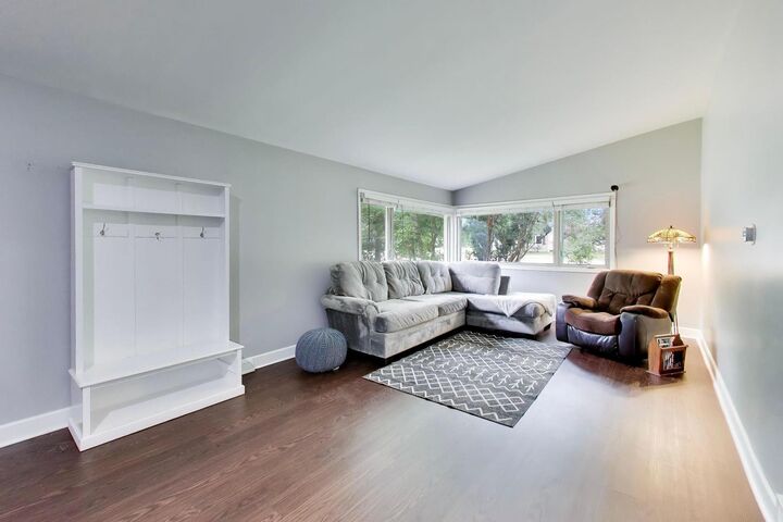 Property Photo:  103 S Windsor Drive  IL 60004 