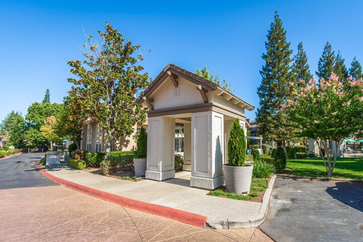 Property Photo: 9925 Villa Granito Lane CA 95746
