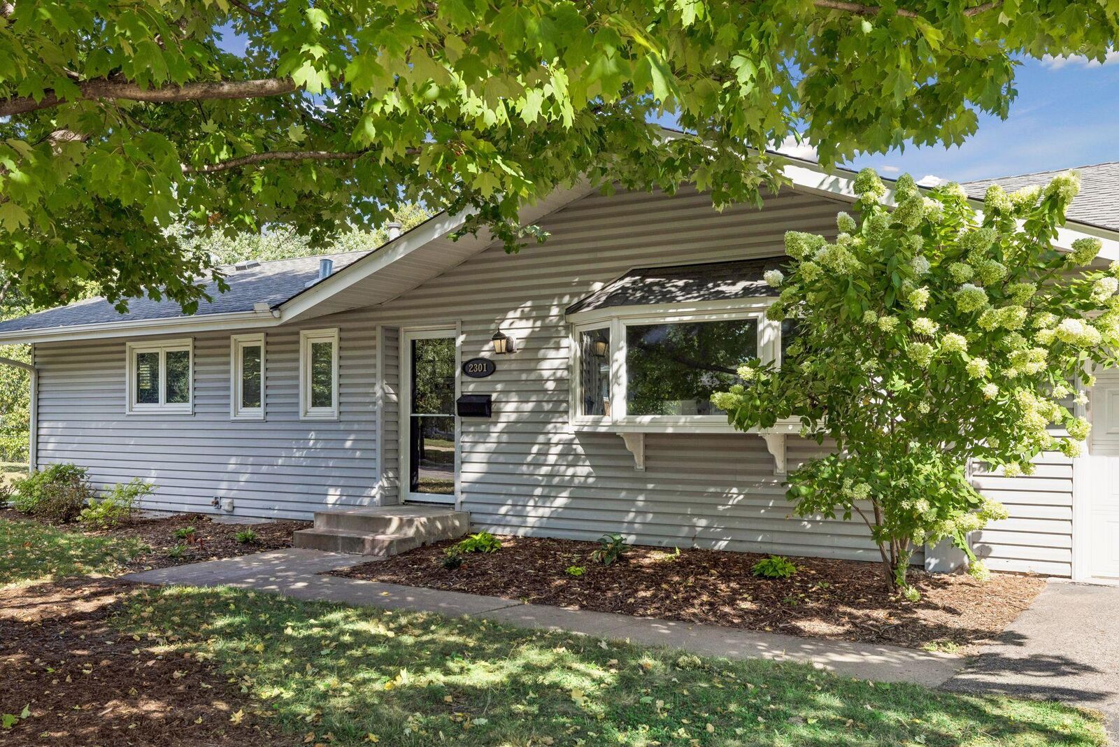 Property Photo:  2301 Flag Avenue S  MN 55426 