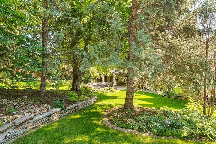 Photo de la propriété:  40 Eagle Ridge Place SW  AB T2V 2V8 