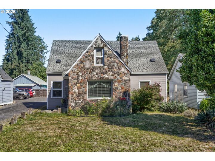 Property Photo:  863 E St  WA 98671 