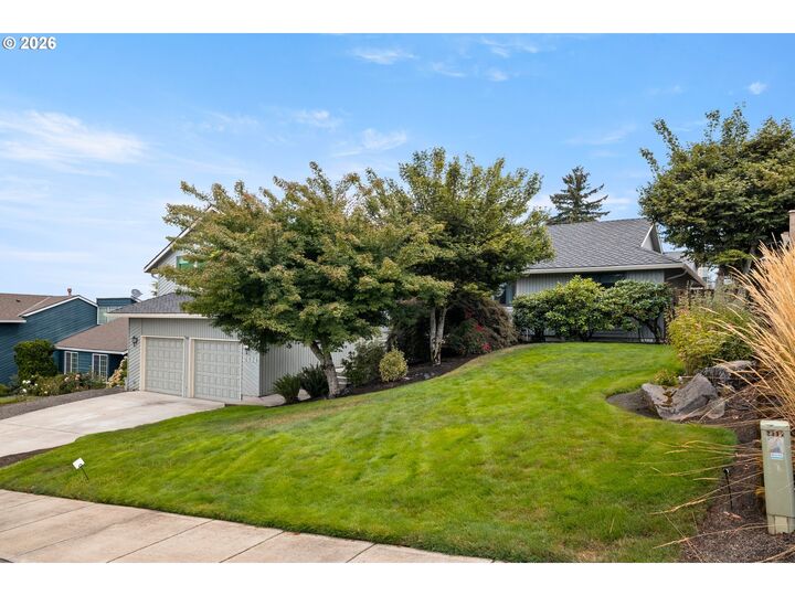 Property Photo:  2111 Club House Dr  OR 97068 