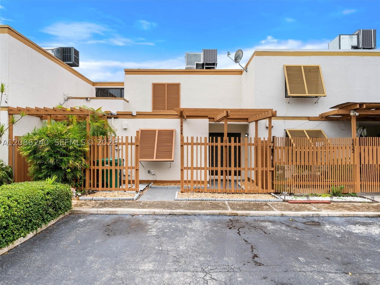 Property Photo: 1424 SW 131st Place Cir E FL 33184