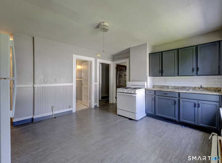 Property Photo:  85 Spruce Street B  CT 06040 