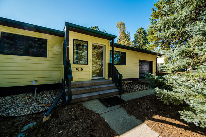 Property Photo: 1016 N Burritt Avenue WY 82834