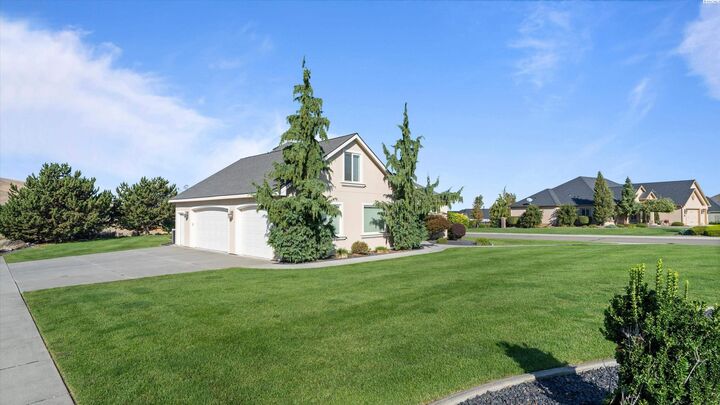 Property Photo: 934 Allenwhite Dr WA 99352