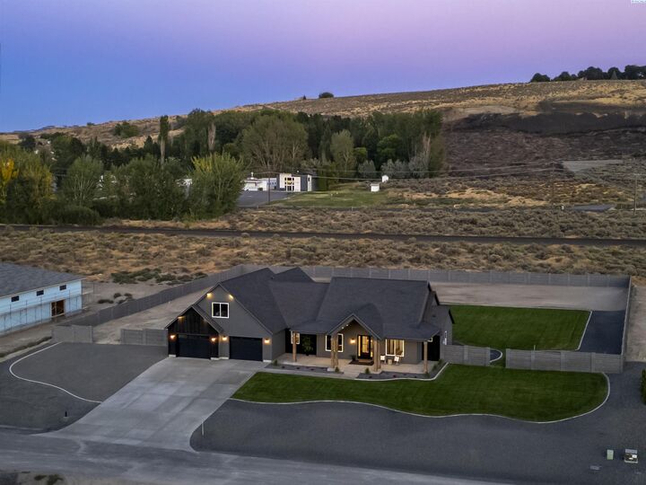 Property Photo: 14221 S Abigail Place WA 99338