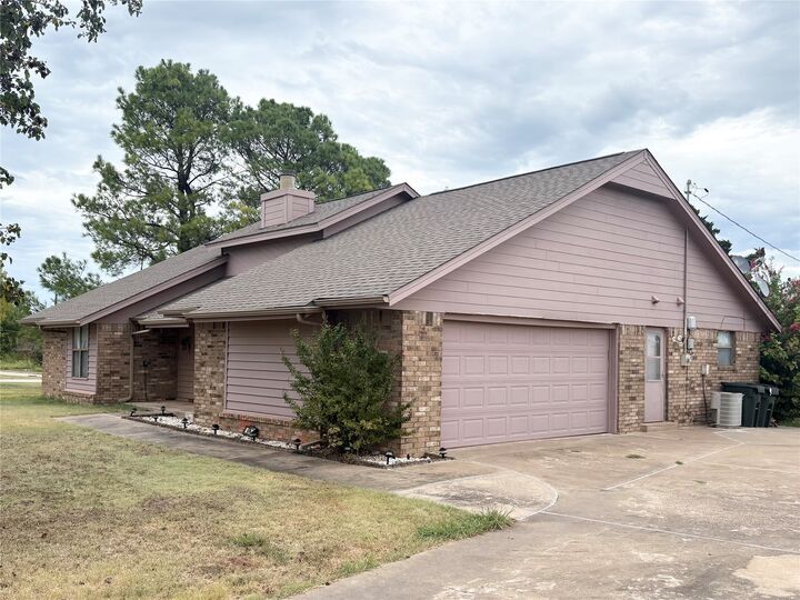 Property Photo:  618 S Timberridge Dr Drive S  OK 74023 