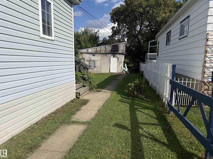 Property Photo:  12061 97 Street NW  AB T5G 1Y8 