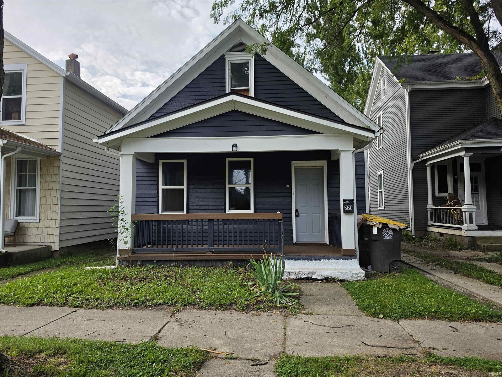 Property Photo:  221 W Woodland Avenue  IN 46807-1327 