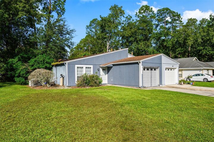 Property Photo:  4100 NE 17th Terrace  FL 32609 