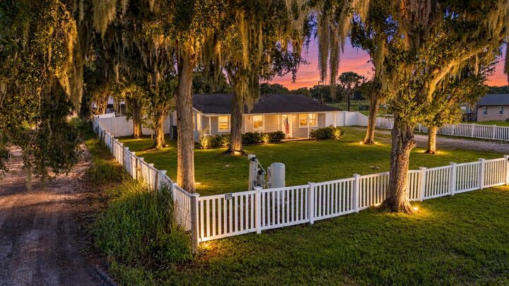Property Photo: 330 Moccasin Hollow Road FL 33547