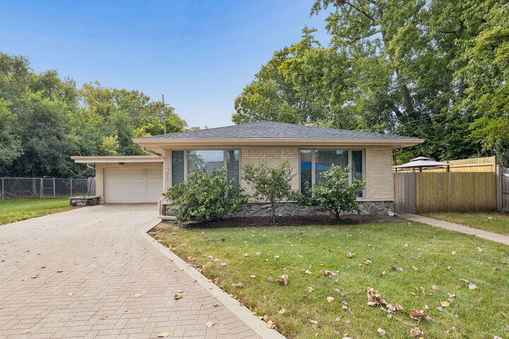 Property Photo:  652 S Poplar Avenue  IL 60126 