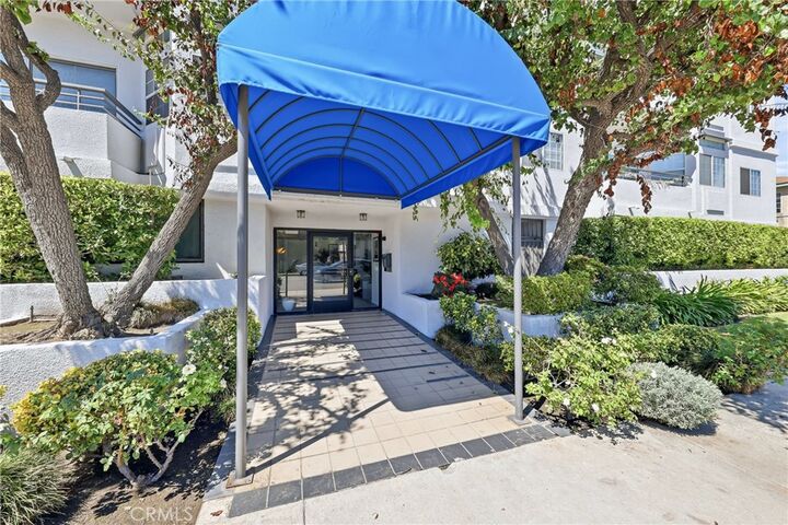 Property Photo:  4455 Hazeltine Avenue 208  CA 91423 