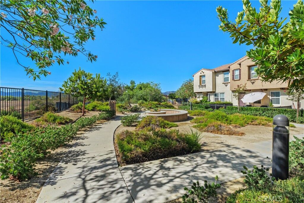 Property Photo:  40410 Calle Real  CA 92563 