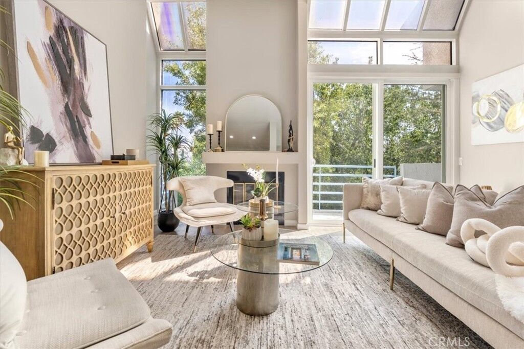 Property Photo:  5151 Balboa 303  CA 91316 