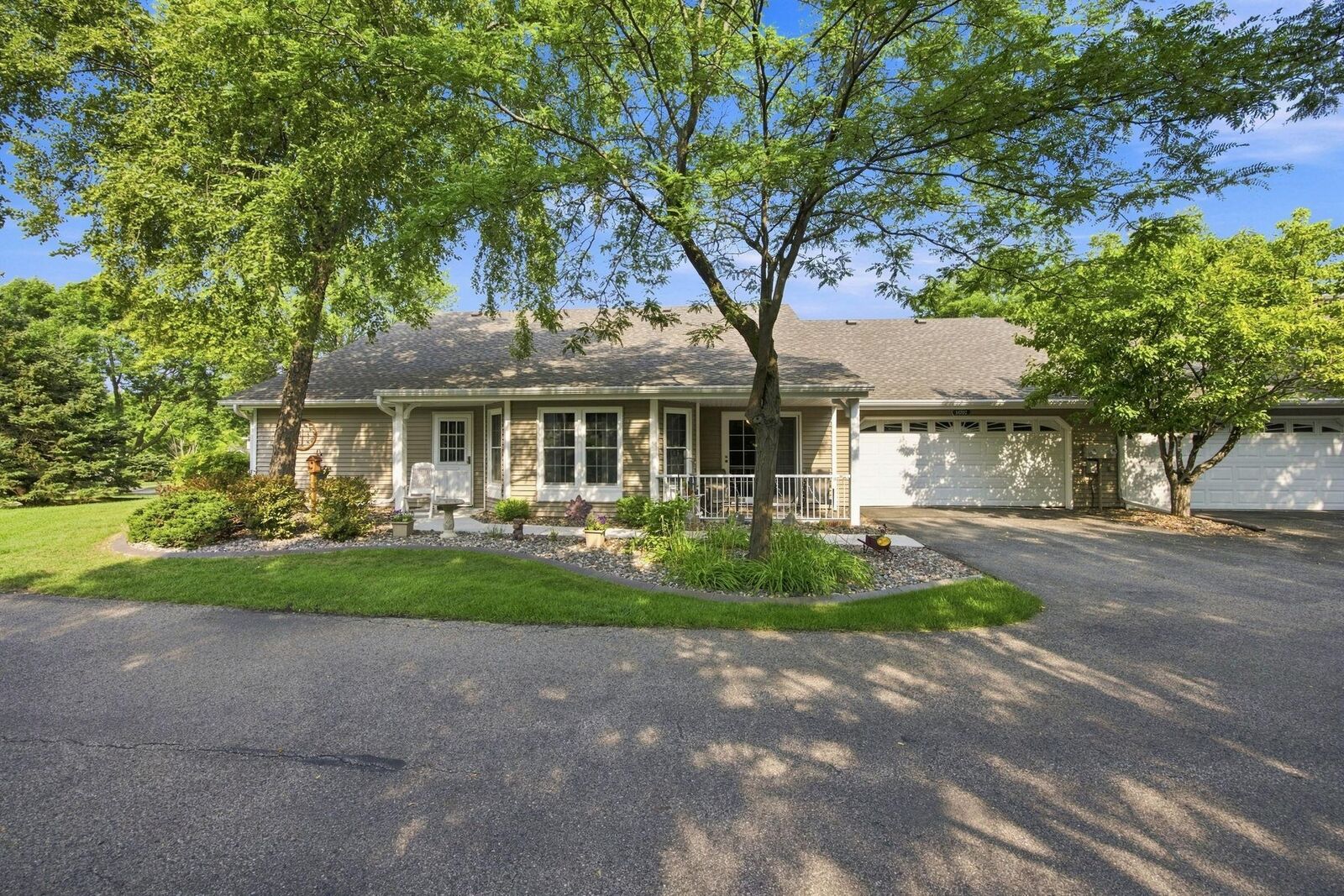 Property Photo: 14702 Oak Run Lane MN 55306