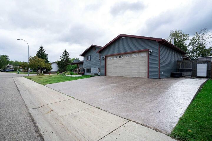Property Photo:  178 Cardinal Drive  AB T9K 1H5 