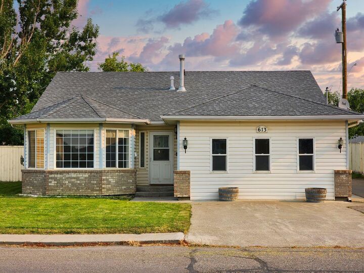 Property Photo:  613 26 Th Street  AB T0L 0Z0 