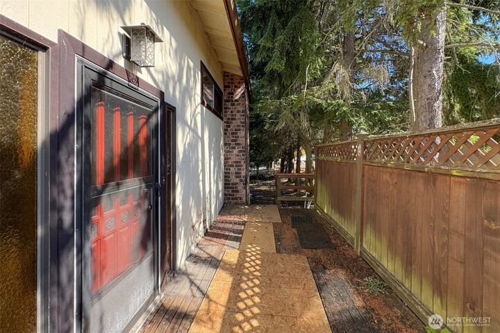 Property Photo: 1008 E 9th Street WA 98362