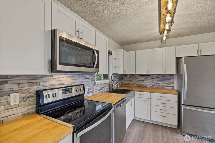 Property Photo: 107 Schafer St 9B WA 98801