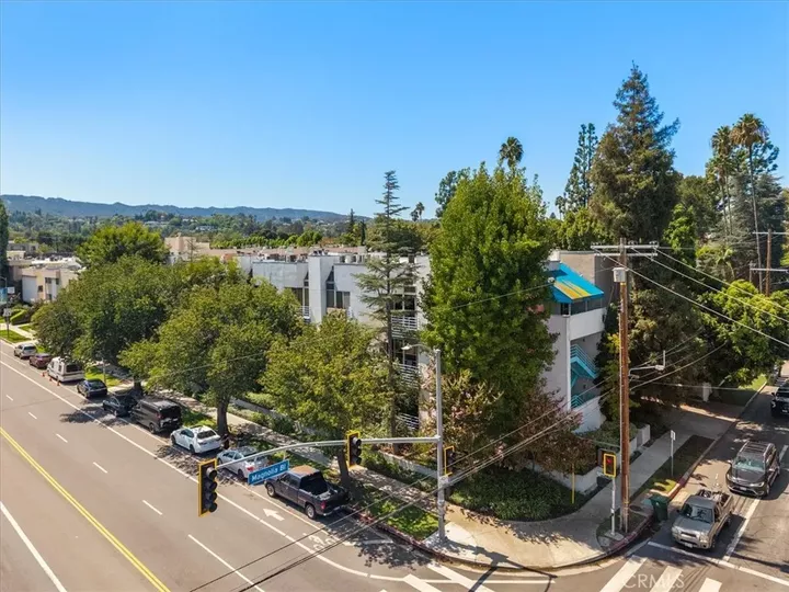 Property Photo:  5151 Balboa 303  CA 91316 